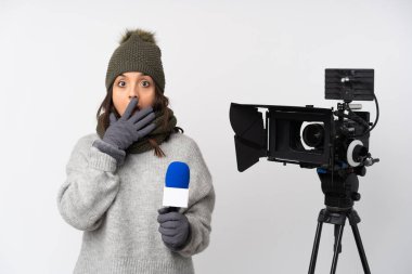 Elinde mikrofon olan gazeteci kadın, izole edilmiş beyaz bir arkaplanda haber sunuyor.