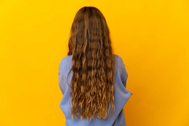 Arka planda izole edilmiş sarı arkaplan üzerinde çocuk