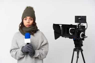 Elinde mikrofon tutan ve izole edilmiş beyaz arka planda haber sunan gazeteci kadın avuç içlerini bir arada tutuyor. İnsan bir şey ister.