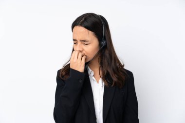 Beyaz arka planda izole edilmiş genç pazarlamacı kadının şüpheleri var.