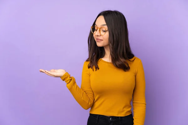 Jovem Mista Mulher Isolada Fundo Roxo Segurando Copyspace Com Dúvidas — Fotografia de Stock