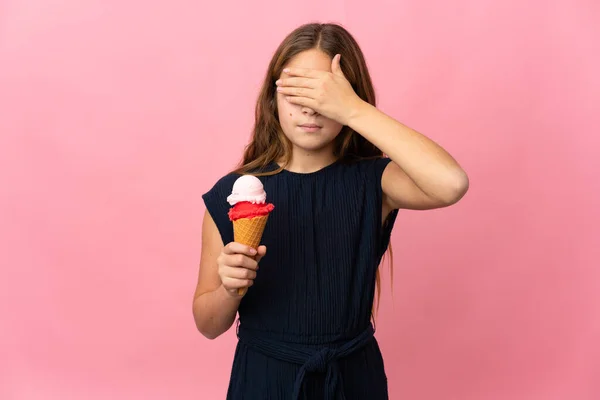 手で目をカバー孤立ピンクの背景にコーンアイスクリームを持つ子供 何か見たくない — ストック写真