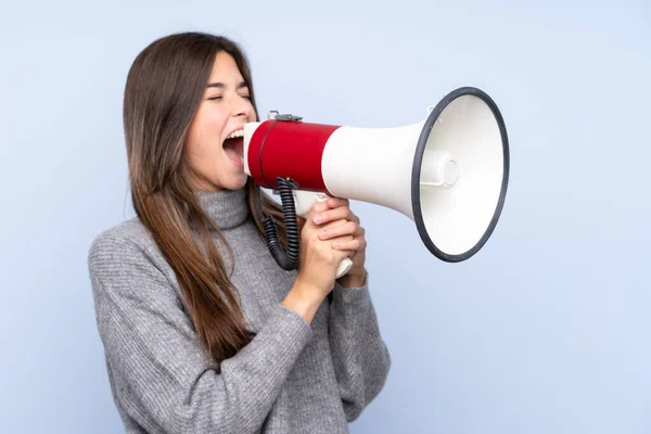 Teenager Brazilian Girl Isolated Blue Background Shouting Megaphone — ストック写真