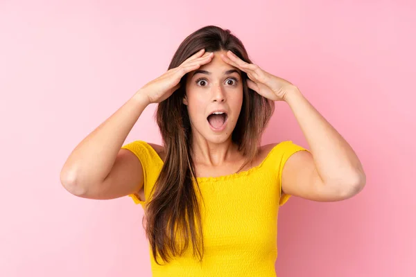 Adolescente Brasileña Chica Sobre Aislado Rosa Fondo Con Expresión Sorpresa —  Fotos de Stock