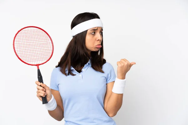 Genç Badmintoncu Kadın Izole Edilmiş Beyaz Arka Planda Mutsuz Kenarı — Stok fotoğraf