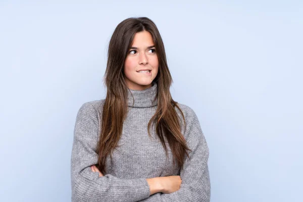 Teenager Brazilian Girl Isolated Blue Background Confuse Face Expression — Stock Photo, Image