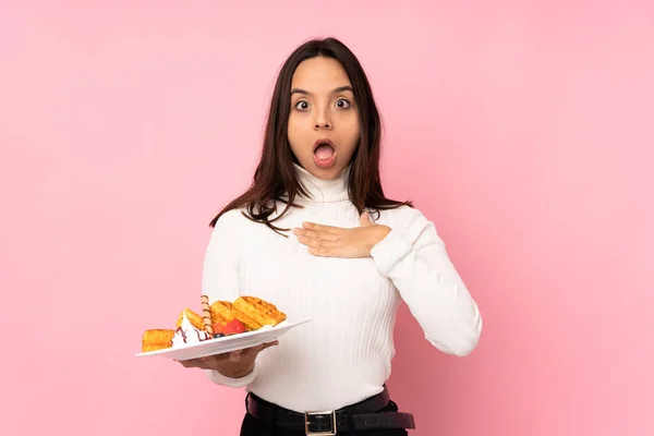 Young Brunette Woman Holding Waffles Isolated Pink Background Surprised Shocked — Stock Photo, Image