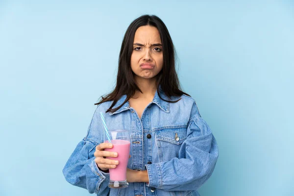 Junge Frau Mit Erdbeer Milchshake Vor Isoliertem Blauen Hintergrund Verärgert — Stockfoto