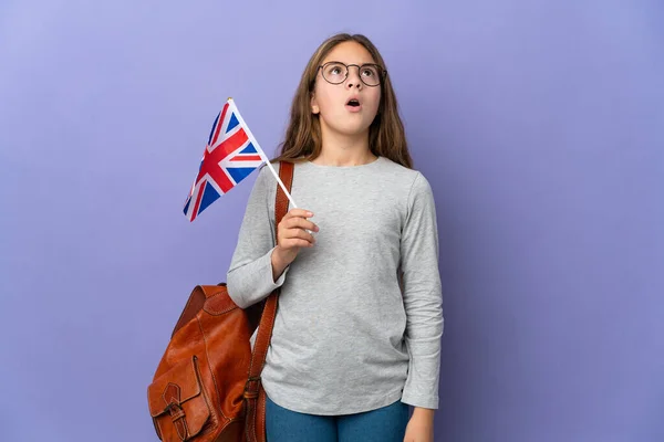 Dítě Držící Britskou Vlajku Nad Izolovaným Pozadím Vzhlížející Překvapeným Výrazem — Stock fotografie