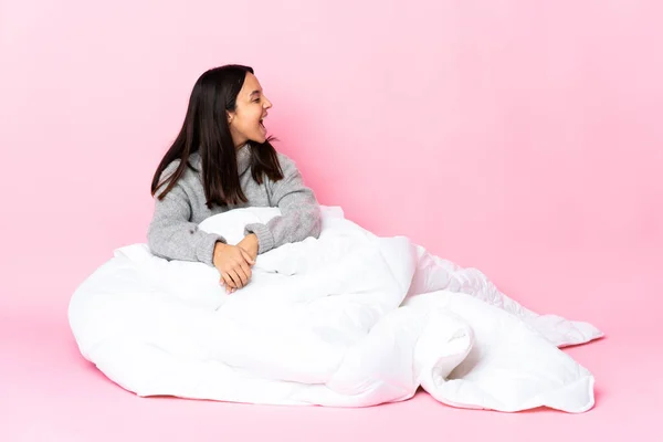 Jovem Mulher Raça Mista Vestindo Pijama Sentado Chão Rindo Posição — Fotografia de Stock