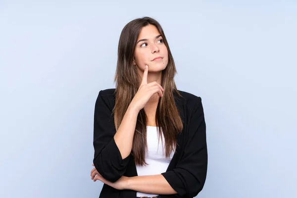 Joven Mujer Negocios Brasileña Sobre Fondo Azul Aislado Pensando Una — Foto de Stock