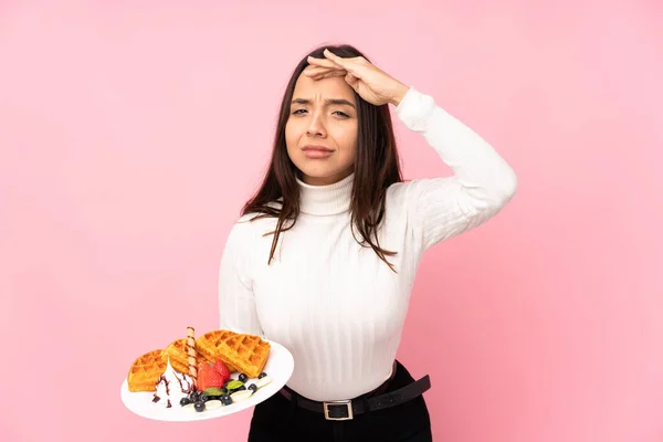 Ung Brunett Kvinna Som Håller Våfflor Över Isolerade Rosa Bakgrund — Stockfoto