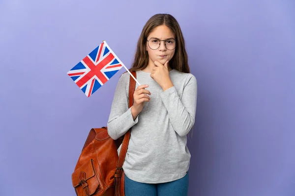 Dítě Držící Britskou Vlajku Nad Izolovaným Myšlením Pozadí — Stock fotografie