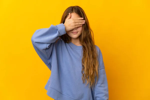 Niño Sobre Fondo Amarillo Aislado Cubriendo Los Ojos Con Las —  Fotos de Stock