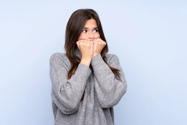 Adolescente Brasileña Chica Sobre Aislado Azul Fondo Nervioso Asustado Poniendo —  Fotos de Stock