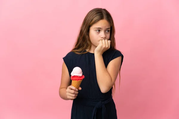 Barn Med Cornet Glass Över Isolerad Rosa Bakgrund Med Tvivel — Stockfoto