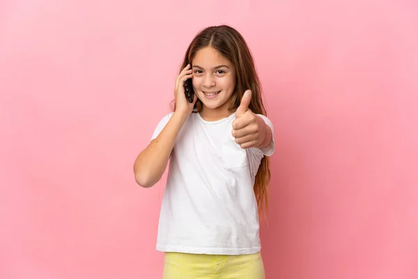 Niño Sobre Fondo Rosa Aislado Manteniendo Una Conversación Con Móvil — Foto de Stock