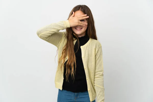 Menina Sobre Fundo Branco Isolado Cobrindo Olhos Por Mãos Sorrindo — Fotografia de Stock