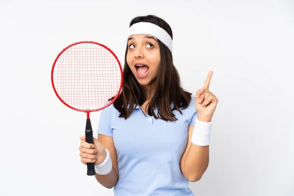 Młoda Badminton Gracz Kobieta Odizolowanym Białym Tle Zamierzając Zrealizować Rozwiązanie — Zdjęcie stockowe