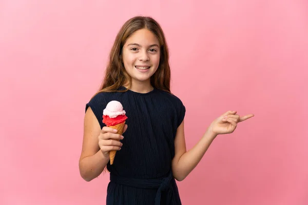 Barn Med Cornet Glass Över Isolerad Rosa Bakgrund Pekar Finger — Stockfoto