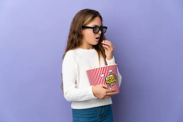 Dítě Přes Izolované Fialové Pozadí Brýlemi Drží Velký Kbelík Popcornů — Stock fotografie