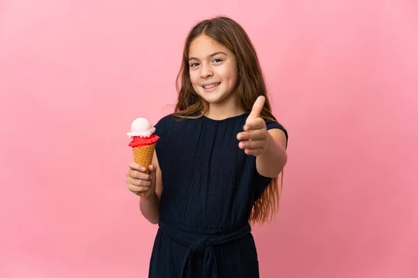 Barn Med Cornet Glass Över Isolerad Rosa Bakgrund Skakar Hand — Stockfoto