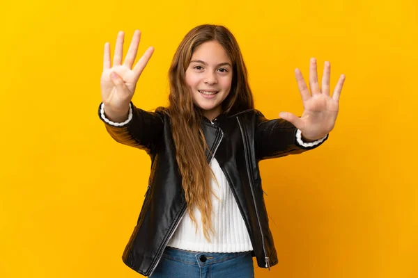 Barn Över Isolerad Gul Bakgrund Räkna Nio Med Fingrar — Stockfoto