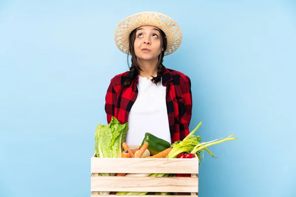 Mujer Agricultora Joven Sosteniendo Verduras Frescas Una Canasta Madera Mirando — Foto de Stock