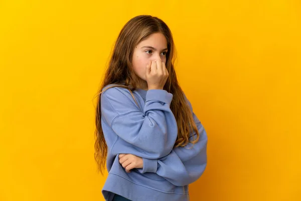 Criança Sobre Fundo Amarelo Isolado Com Dúvidas — Fotografia de Stock