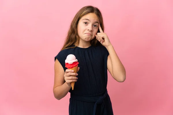 孤立したピンクの背景の上にコーンアイスクリームを持つ子供はアイデアを考えます — ストック写真