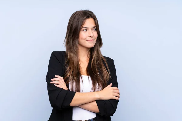 Jeune Femme Affaires Brésilienne Sur Fond Bleu Isolé Penser Une — Photo