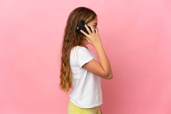 Dziecko Odizolowanym Różowym Tle Utrzymując Rozmowę Kimś Przez Telefon Komórkowy — Zdjęcie stockowe