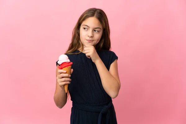 孤立したピンクの背景の上にコーンアイスクリームを持つ子供と検索アップ — ストック写真