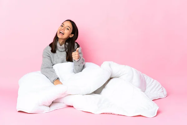 Joven Mujer Raza Mixta Usando Pijama Sentada Suelo Con Los —  Fotos de Stock