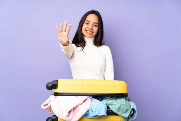 Viaggiatore Giovane Donna Con Una Valigia Piena Vestiti Sfondo Viola — Foto Stock