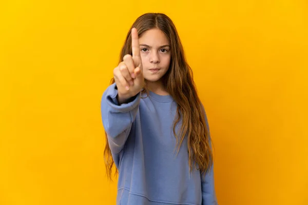 Criança Sobre Fundo Amarelo Isolado Contando Com Expressão Séria — Fotografia de Stock