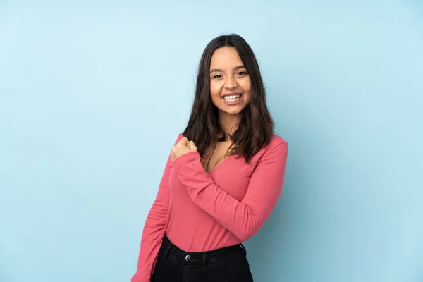 Joven Mujer Mestiza Aislada Sobre Fondo Azul Celebrando Una Victoria —  Fotos de Stock