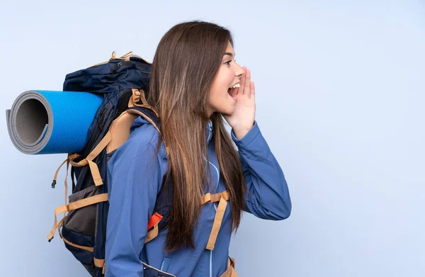 Adolescente Caminhante Menina Sobre Fundo Isolado Gritando Com Boca Bem — Fotografia de Stock