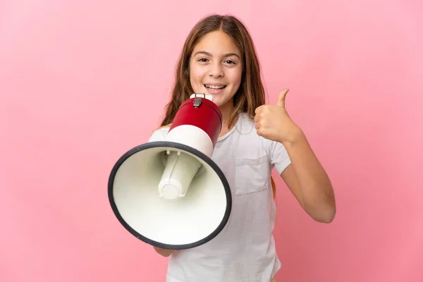 Kind Geïsoleerde Roze Achtergrond Schreeuwen Door Een Megafoon Iets Aan — Stockfoto