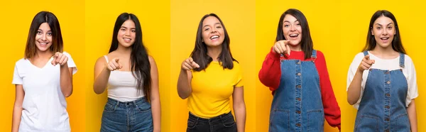 Een Groep Vrouwen Verrast Wijst Naar Voren — Stockfoto