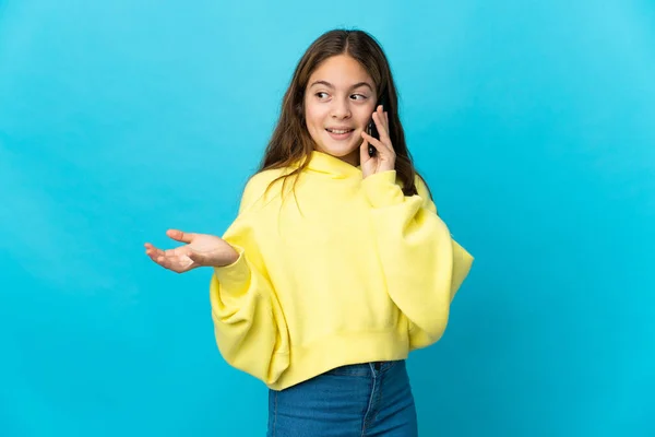 Klein Meisje Geïsoleerde Blauwe Achtergrond Houden Van Een Gesprek Met — Stockfoto