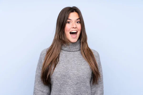 Adolescente Menina Brasileira Sobre Fundo Azul Isolado Com Expressão Facial — Fotografia de Stock