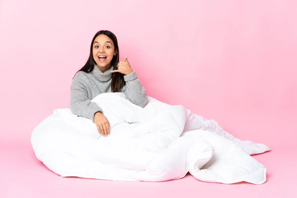 Mujer Joven Raza Mixta Con Pijama Sentada Suelo Haciendo Gesto —  Fotos de Stock