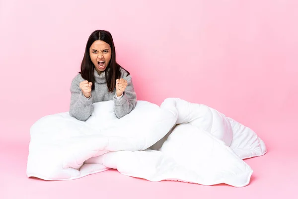 Perempuan Muda Ras Campuran Mengenakan Pijama Duduk Lantai Frustrasi Oleh — Stok Foto