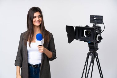 Muhabir kadın mikrofon tutuyor ve izole edilmiş beyaz arka planda haberleri sunuyor.