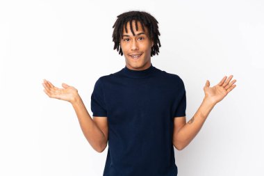 Genç Afrikalı Amerikalı, beyaz arka planda izole edilmiş, şok olmuş bir yüz ifadesi var.