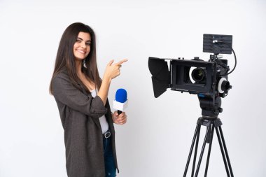Elinde mikrofon tutan gazeteci kadın, izole edilmiş beyaz arka planda haber sunuyor.