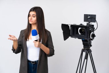 Muhabir kadın mikrofon tutuyor ve izole edilmiş beyaz arka planda haberleri sunuyor.