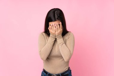 Soyutlanmış pembe bir geçmişi olan, yorgun ve hasta bir yüzü olan genç bir kadın.