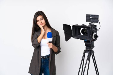 Elinde mikrofon tutan gazeteci kadın izole edilmiş beyaz arka planda mutsuz ve hayal kırıklığına uğramış bir şekilde haberleri sunuyor.